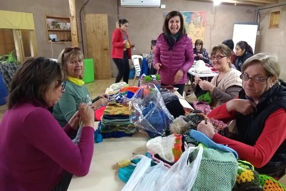 Jornada de tejido con mujeres emprendedoras en Fundación Otras Voces